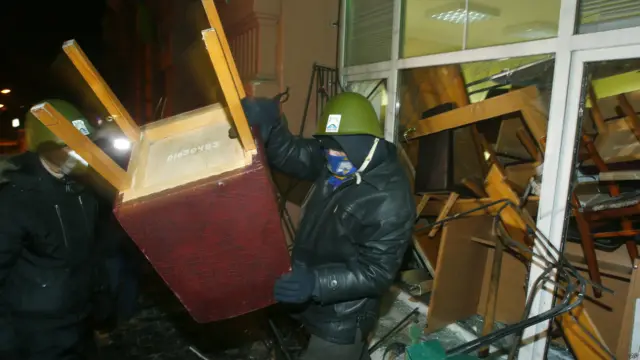 نقاب پوش مظاہرین نے وزارت کی عمارت میں توڑ پھوڑ بھی کی۔ 