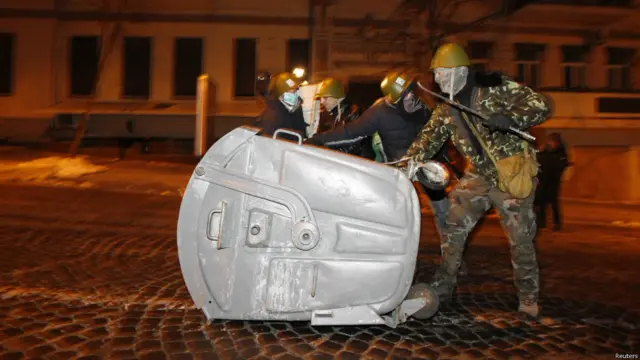 مظاہرین نے رکاوٹیں کھڑی کرنے کے لیے سڑکوں پر موجود کوڑے دان بھی استعمال کیے۔