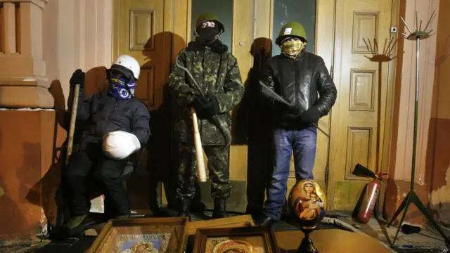 اتوار کو رات گئے حکومت مخالف مظاہرین نے وزارتِ انصاف کی عمارت پر قبضہ کر لیا تھا۔