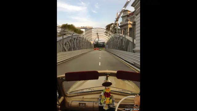 Парад гонщиків у Сингапурі. Пол де Реста