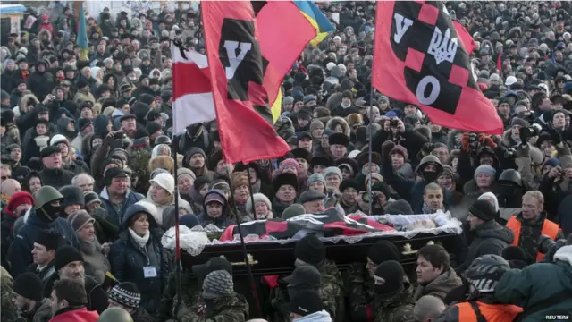 پولیس سے تصادم میں ہلاک ہونے والے پچیس سالہ میخائل ززنیوسکی کے جنازے میں بھی اتوار کو ہزاروں افراد نے شرکت کی۔ اس جنازے کی وجہ سے اپوزیشن کی بڑی ریلی بھی منسوخ کی گئی۔