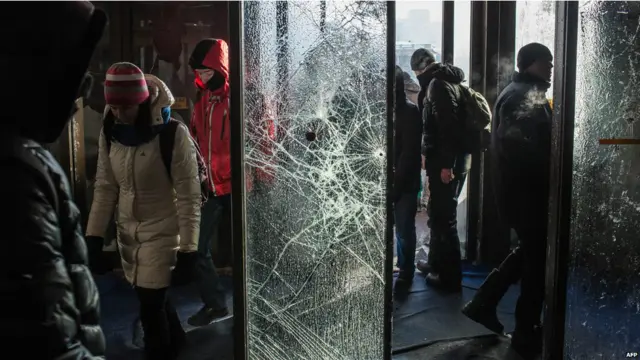 مظاہرین اور حکومت فورسز کے درمیان تصادم کے نشانات کیئف کی سرکاری عمارتوں پر واضح ہیں۔