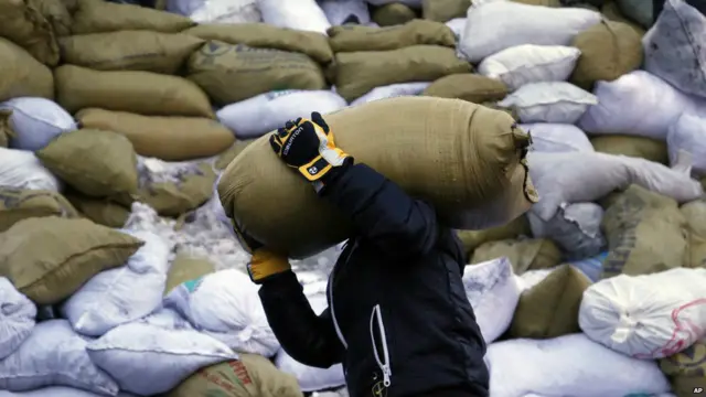 یوکرین کے دارالحکومت کیئف میں حکومت مخالف مظاہرے جاری ہیں اور مظاہرین پیر کو برف بھری بوریوں سے وزارتِ انصاف کی عمارت کے باہر رکاوٹیں مضبوط کرتے دکھائی دیے۔