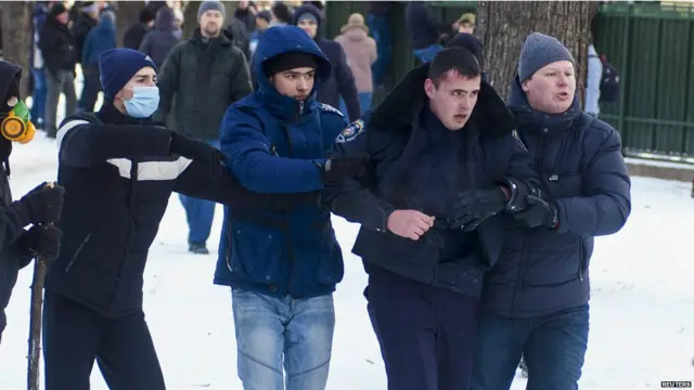 دارالحکومت کیئف کے علاوہ ملک کے دیگر شہروں میں بھی مظاہروں کا سلسلہ جاری ہے اور مظاہرین نے پولیس اہلکاروں کو بھی غیر مسلح کر دیا۔