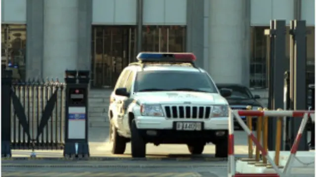 北京法庭外警車