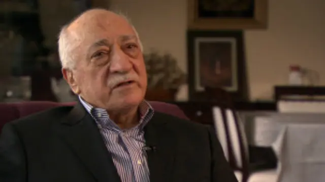 Фетҳуллаҳ Гулен Туркия ичкарисида "параллел давлат" қуришга уринаётганликда айбланади 