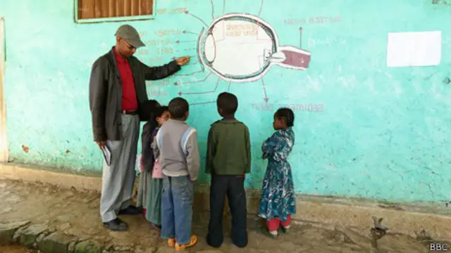 Voluntario enseña sobre la infección