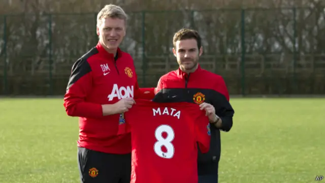 Gelandang Juan Mata dan manajer MU, David Moyes.