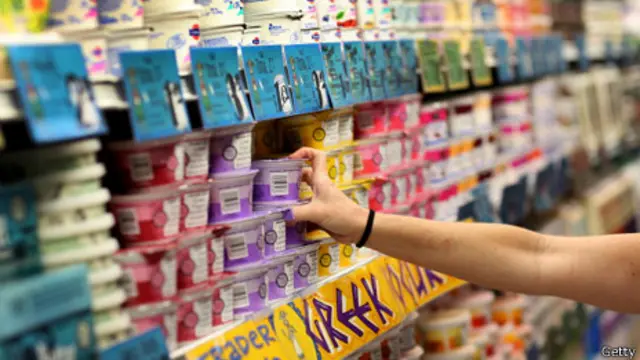 Estantería de yogures