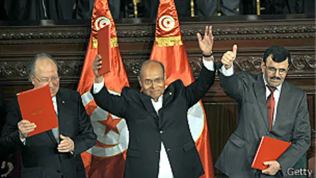 زعماء الترويكا الحاكمة في تونس يحتفلون بإقرار المجلس التأسيسي أول دستور بعد الثورة