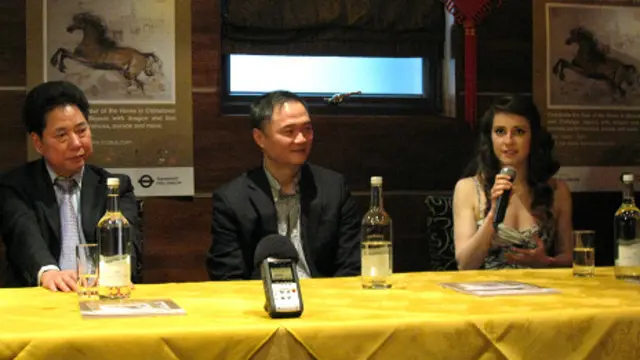 （左起）倫敦華埠商會主席鄧柱廷、秘書長鄭健強、李美潔。