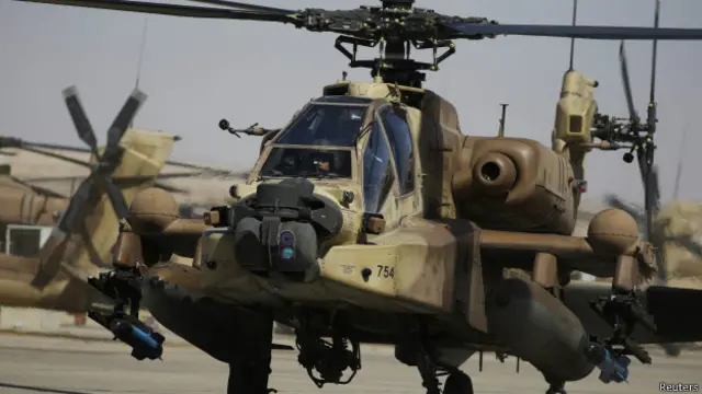 طائرة أباتشي تابعة للطيران الحربي الاسرائيلي