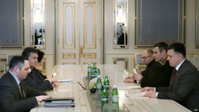 اجتمع الرئيس يانوكوفيتش مساء الاثنين بثلاثة من زعماء المعارضة