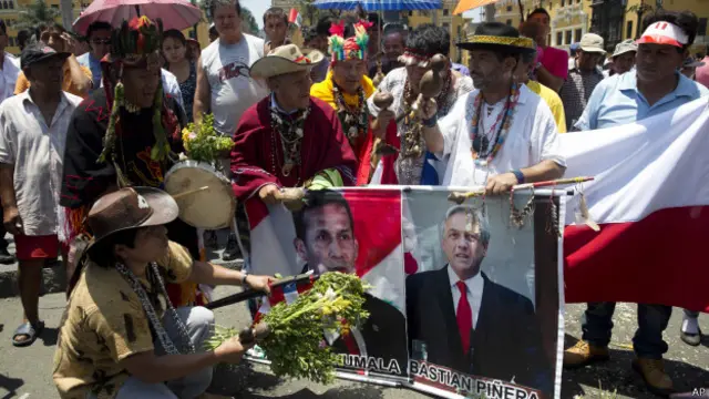 Cerimônia em Lima (com as fotos dos presidentes do Peru e do Chile) após decisão em Haia (AP)