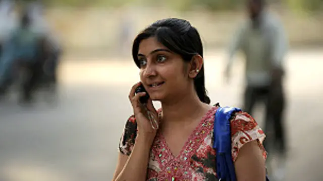 मोबाइल पर बात करती लड़की