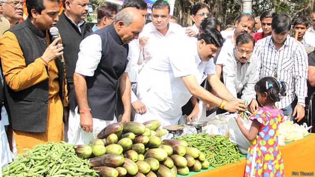 कोलकाता में सब्जी बेचते भाजपा कार्यकर्ता