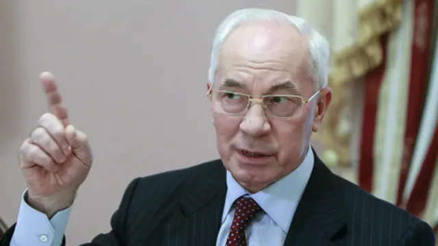 رئيس الوزراء ميكولا أزاروف يقول إنه قدم استقالته لتمهيد الطريق لحل سياسي للأزمة.