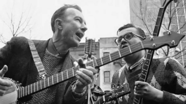 بسیاری از خوانندگان و ترانه سراهای منتقد آمریکایی با سیگر (چپ) کنسرت و ترانه های مشترک اجرا کرده اند