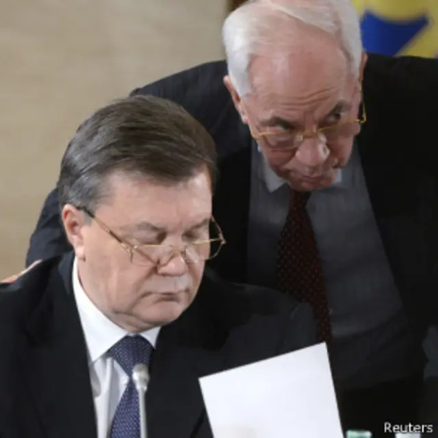 یانوکوویچ (نشسته) استعفای آزاروف را پذیرفته است.