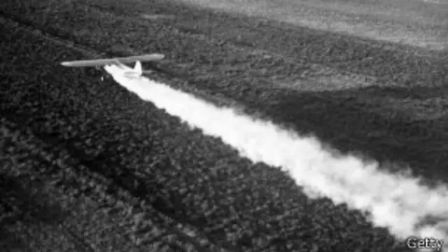 تُستخدم مادة (دي دي تي) لمكافحة الملاريا وحماية المحاصيل الزراعية التجارية