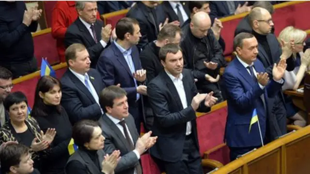 قاعة البرلمان ضجت بالتصفيق بعد انتهاء التصويت.