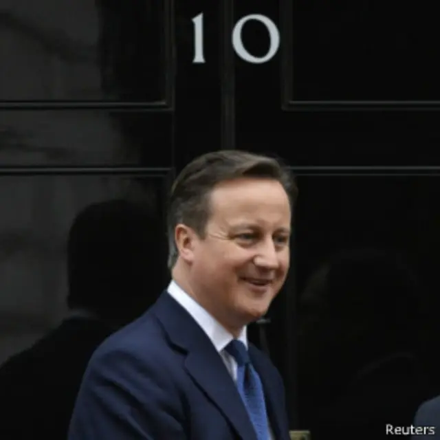 英国首相卡梅伦在首相府门口