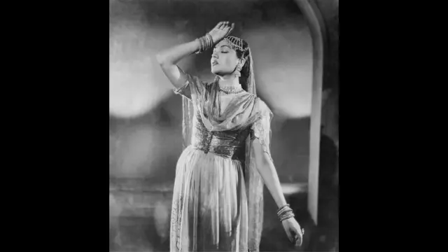 Qozoq porno videolar Bahaybat xoroz mushukchaga kiradi