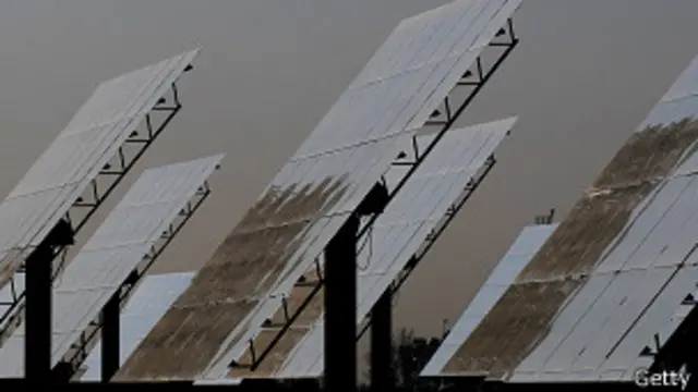 عکس آرشیوی از یک نیروگاه خورشیدی