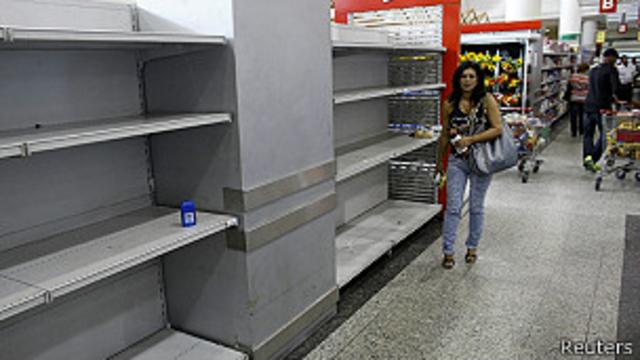Anaqueles vacíos en supermercado de Caracas, Venezuela