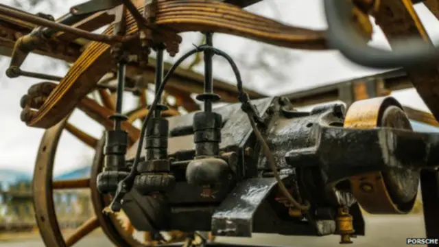 عثر على هذه السيارة في أحد المباني التجارية القديمة لتخزين البضائع والصناعات ومعدات النقل الثقيلة بالعاصمة النمساوية فيينا