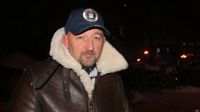 Известный автогонщик и телеведущий Алексей Мочанов говорит, что пришел на Майдан так поздно из-за тревожного ощущения. "Люди успокоились, и это могут использовать для штурма". Сам Мочанов на Майдан приходит со времен избиения студентов, когда жестокие действия "беркутовцев" заставили многих киевлян выйти на акцию протеста.