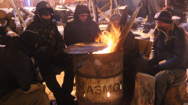 После того как депутаты от Партии регионов проголосовали за решения, которые расценили как уступки протестующим, Майдан немного успокоился. Но он продолжает готовиться к новым столкновениям с милицией.