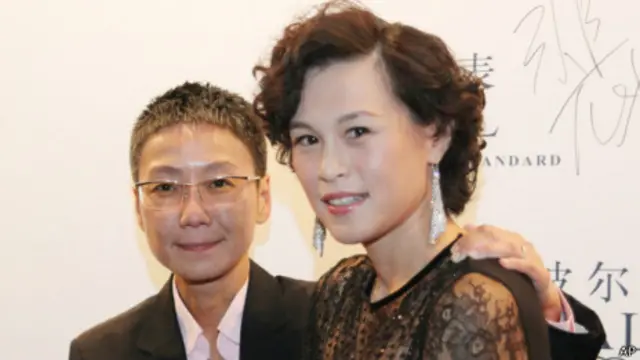 Cô Gigi Chao (phải) đã cưới người tình đồng tính của mình hồi 2012 tại Pháp