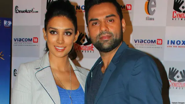 بالی وڈ کے معروف اداکار ابھے دیول، اپنی دوست اور کو سٹار پریتی دیسائی کے ساتھ فلم ’ون بائی ٹو‘ کے پروموشن پر۔ یہ فلم 31 جنوری کو ریلیز ہو رہی ہے۔