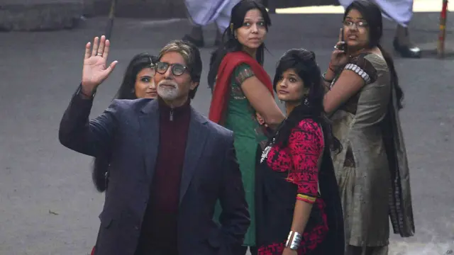 گجرات ٹورزم کے ایک اشتہار کی شوٹنگ کے دوران شائقین سے مخاطب امیتابھ بچن۔