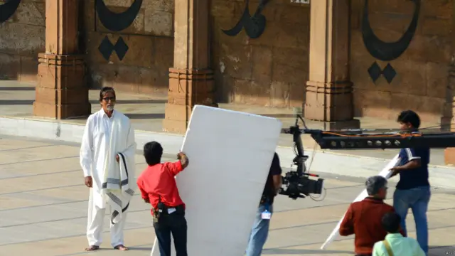 شوجیت سرکار اس اشتہار کی ہدایت دے رہے ہیں۔ امیتابھ بچن گجرات سے پہلے اپنی ریاست اترپردیش کے برانڈ ایمبیسڈر رہ چکے ہیں۔