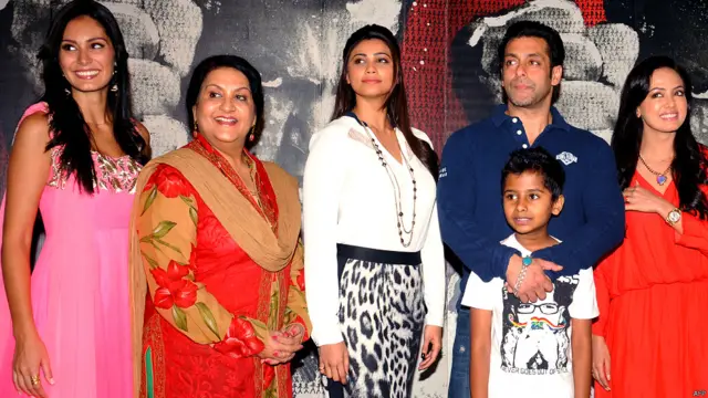 اداکار سلمان خان اپنی فلم ’جے ہو‘ کی ریلیز کے بعد بھی اس کی تشہیر میں مصروف ہیں۔ اس تصویر میں (بائیں سے) برونا عبداللہ، نادرہ ببّر، ڈیزی شاہ، سلمان خان اور ثنا خان ہیں۔