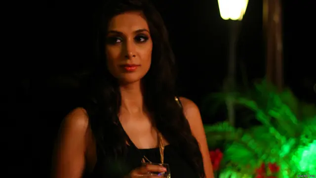 فلم ’ون بائی ٹو‘ میں پریتی دیسائی نے رقاصہ کا کردار ادا کیا ہے۔ پریتی اس سے پہلے فلم ’شور ان دا سٹی‘ میں کام کر چکی ہیں۔