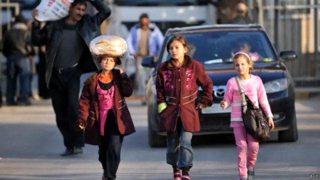 کودکان سوری خانه و زندگی خود را رها کردهاند و با گذشتن از مرز سوریه وارد خاک ترکیه میشوند