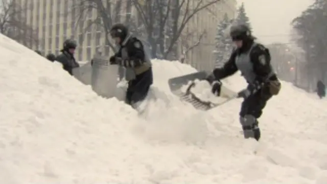 Правоохранители охраняют Днепропетровскую ОГА с помощью снега