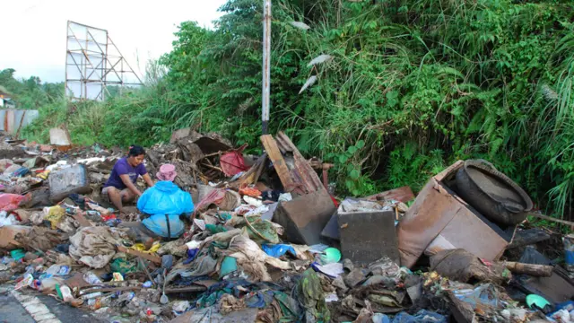 Penduduk mengais sampah