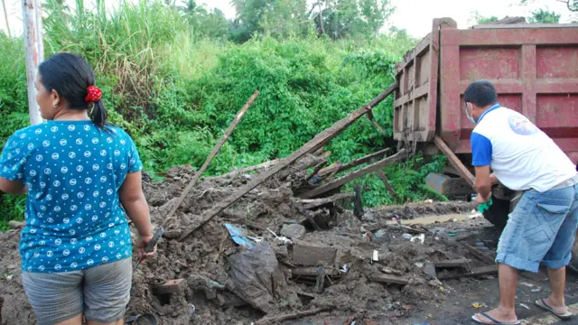 Warga memindahkan sampah ke lokasi lain