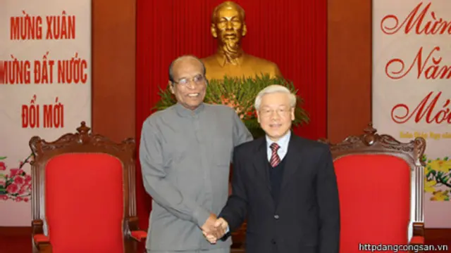 වියට්නාම් කොමියුනිස්ට් පක්ෂ නායක නුයෙන් ෆූ චො සමග ඩිව් ගුණසේකර අමාත්යවරයා හැනොයි අගනුවර දී