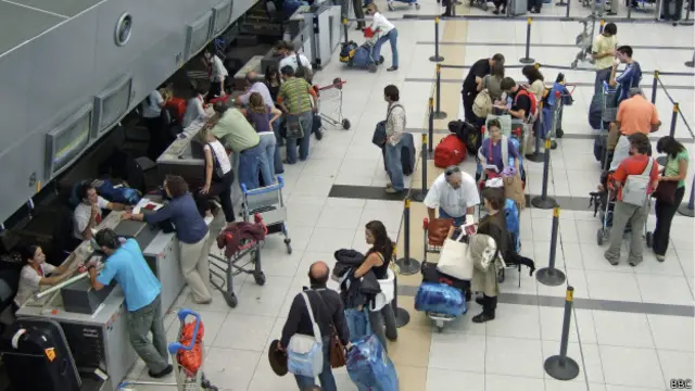 Turistas internacionais no aeroporto de Buenos Aires | Crédito: BBC