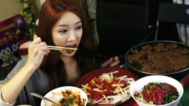 Coreana comiendo