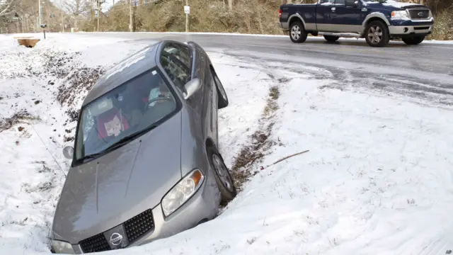 Una conductora varada llama por teléfono en Atlanta, Georgia