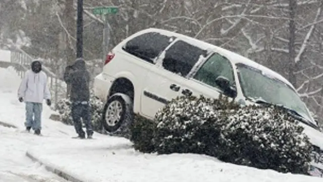 سڑک پر سینکڑوں کی تعداد میں حادثات ہونے کی اطلاعات بھی موصول ہوئیں