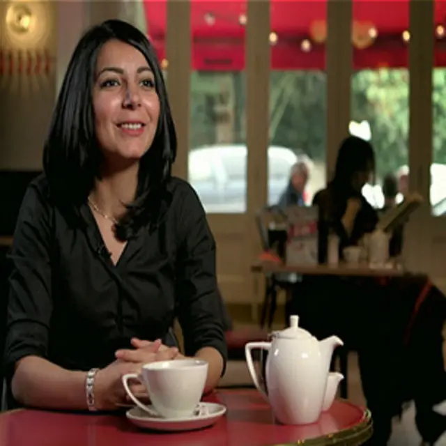 حنا مخملباف در نمایی از فیلم بابا فیلم دارد حسن صلح جو