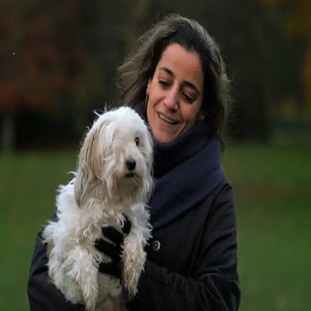 مرضیه مشکینی در نمایی از فیلم بابا فیلم دارد حسن صلح جو