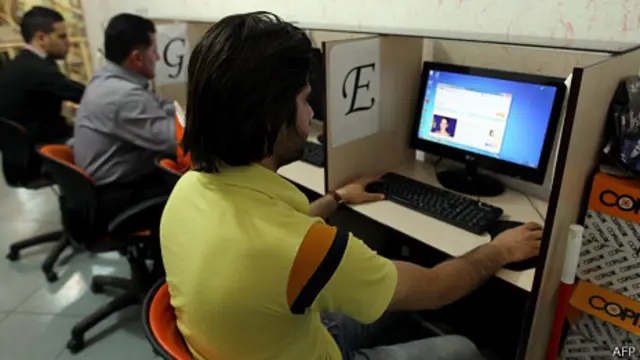 کاربران در یک کافی‌نت در تهران